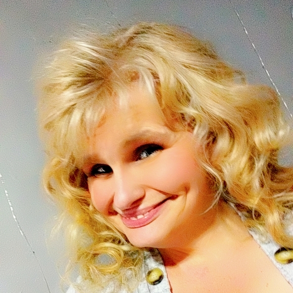 Meet your Posher, Amy - Picture 2 of 2